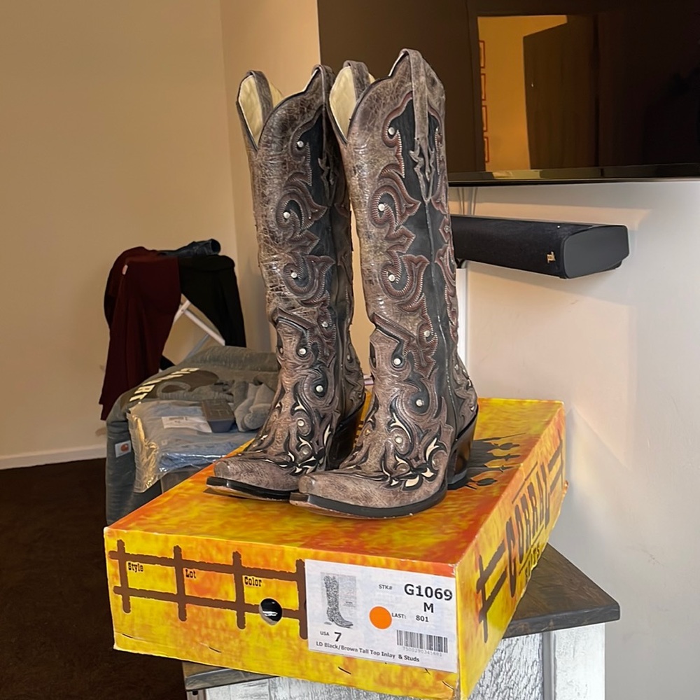 Size 7 black and brown Corral boots